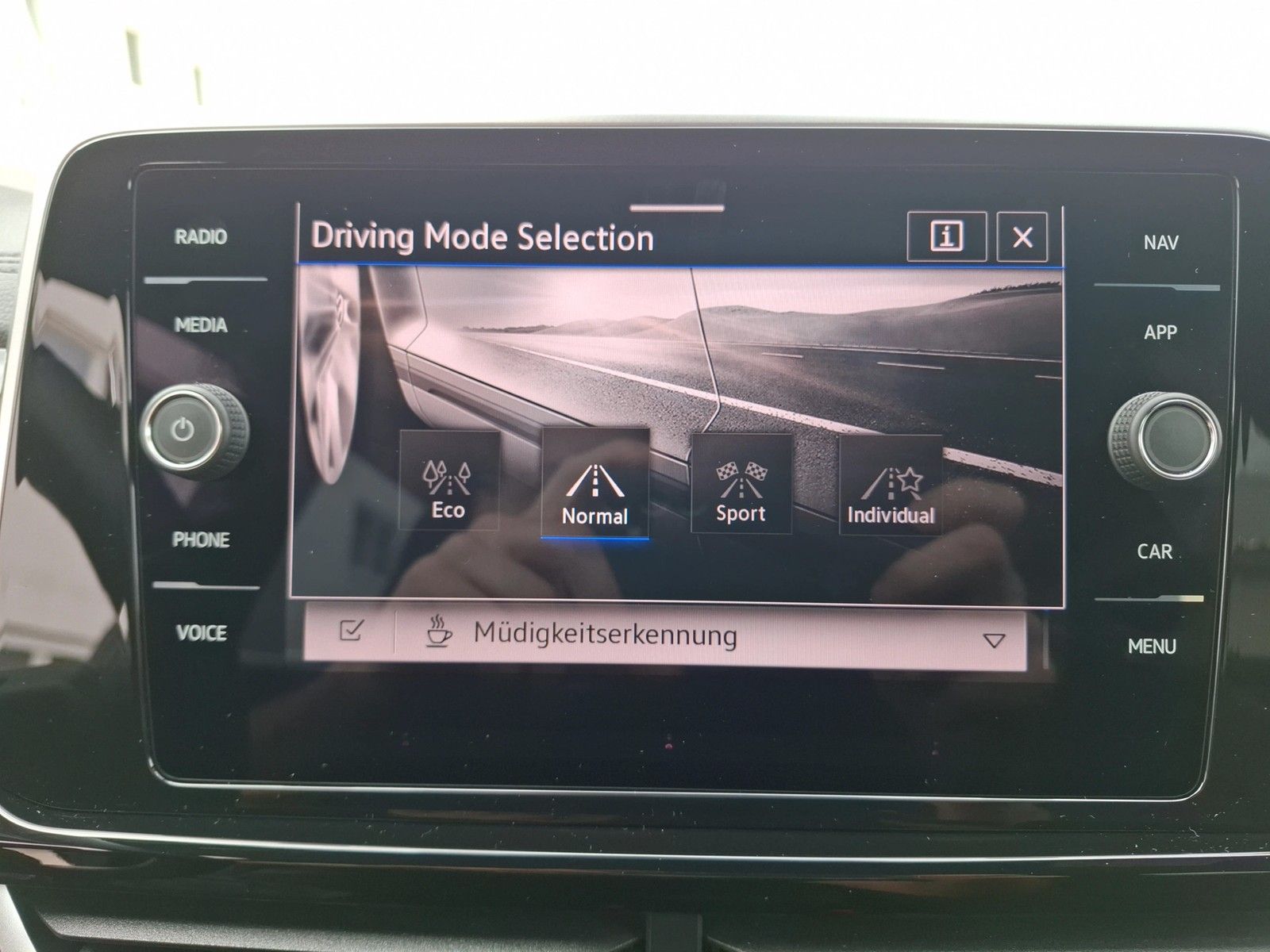 Fahrzeugabbildung Volkswagen T-Roc TSI R-Line DSG Matrix Navi AID ACC Park-As