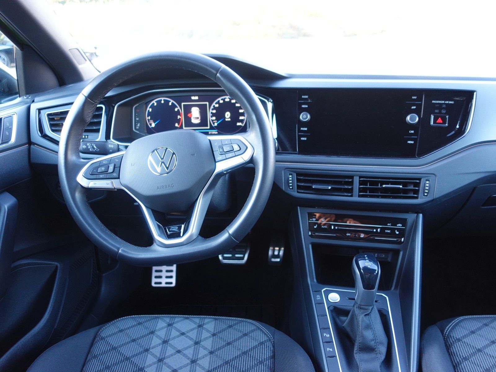 Fahrzeugabbildung Volkswagen Taigo 1.5 TSI DSG R-Line Black Style AHK Assist