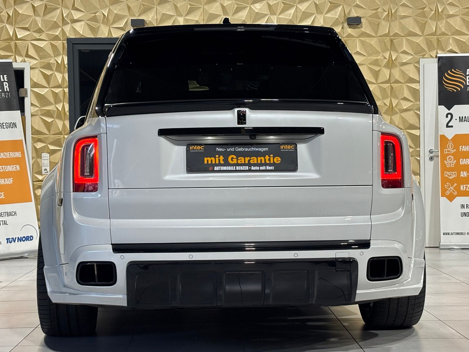 Fahrzeugabbildung Rolls-Royce Cullinan/NOVITEC/WIDEBODY/24''/FOND-TV/STERNEHIM