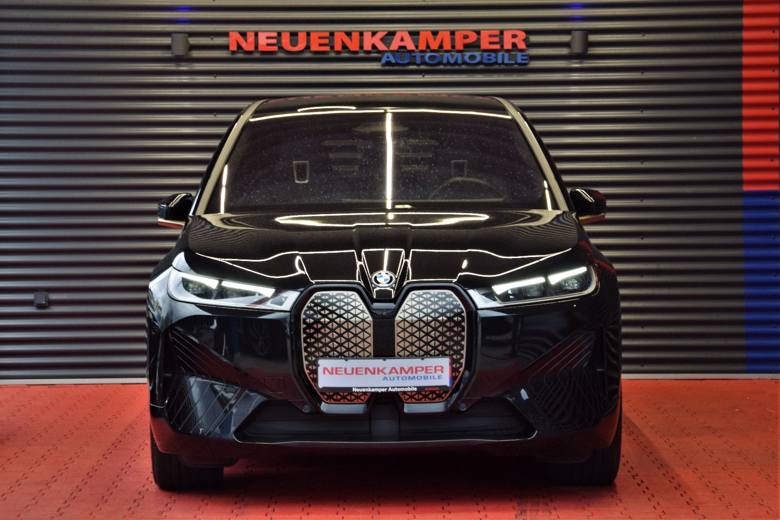 Fahrzeugabbildung BMW iX40 xDr. Sport Pano/SkyLounge AHK h/k Laser 22"