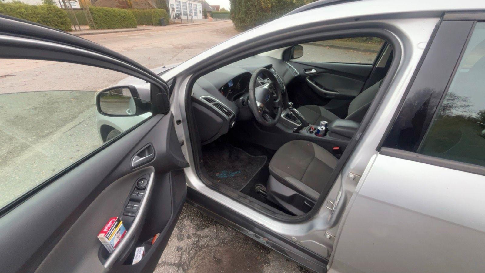 Ford Focus 2011 — photo 11