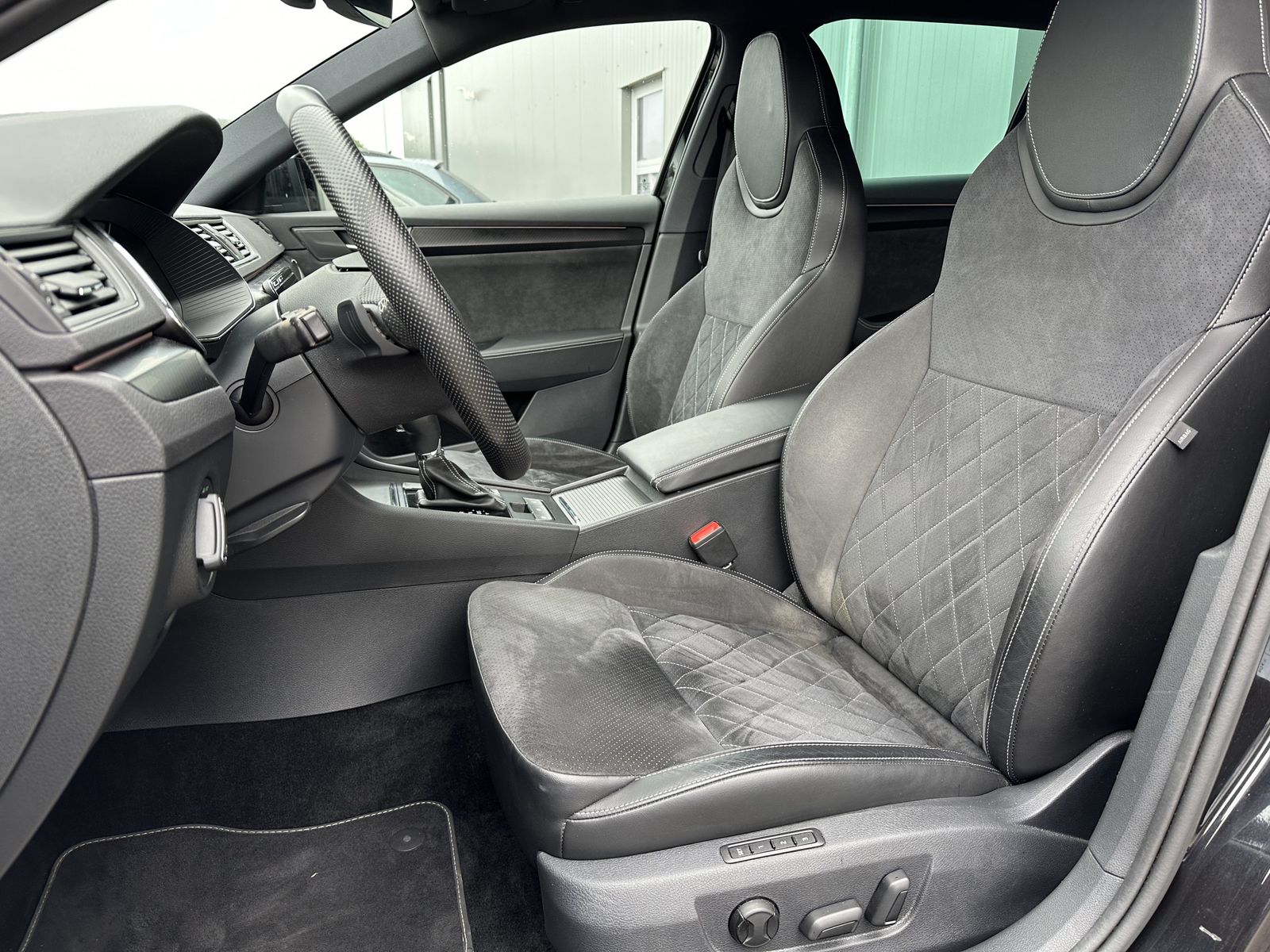 Fahrzeugabbildung SKODA Superb Combi 2.0 TDI DSG Sportline NAV+MATRIX+VC