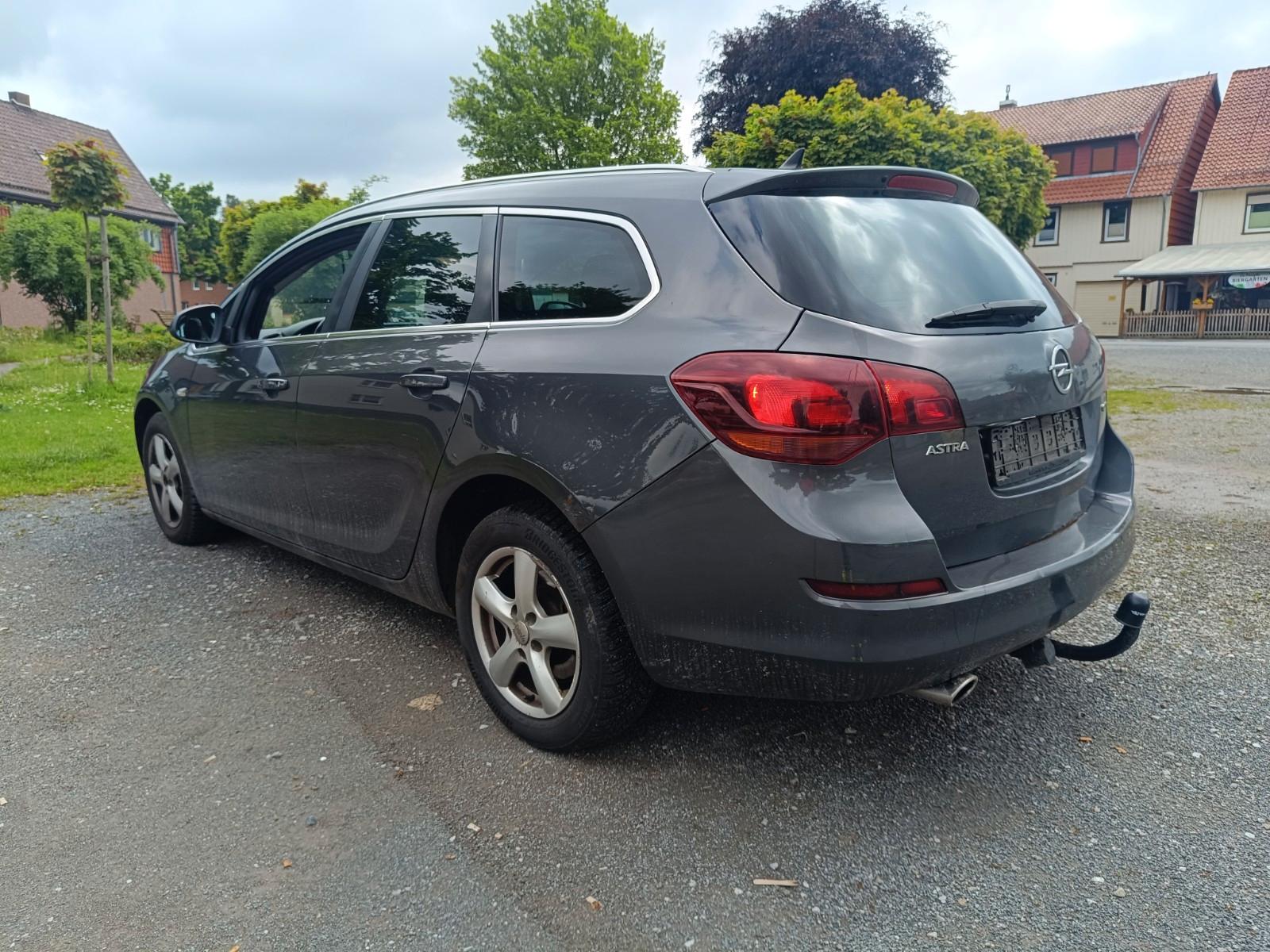 Opel Astra 2012 — photo 7