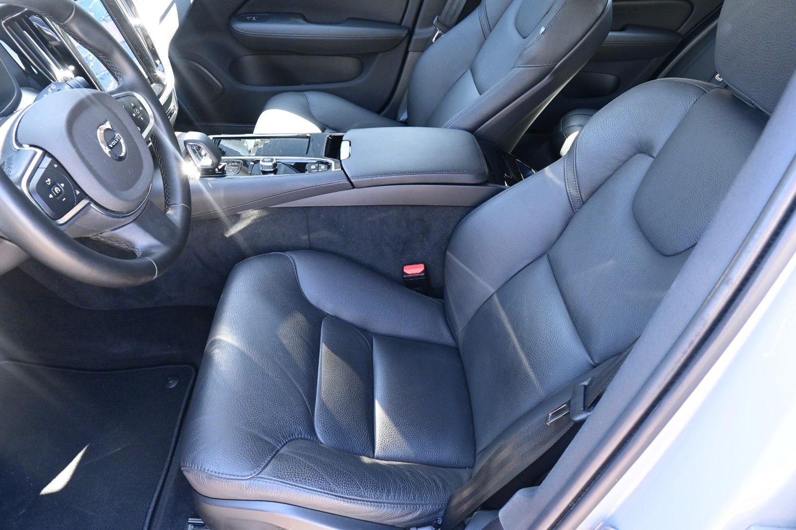 Fahrzeugabbildung Volvo V60 T6 AWD PHEV Essential*Leder*AHK*PDC*