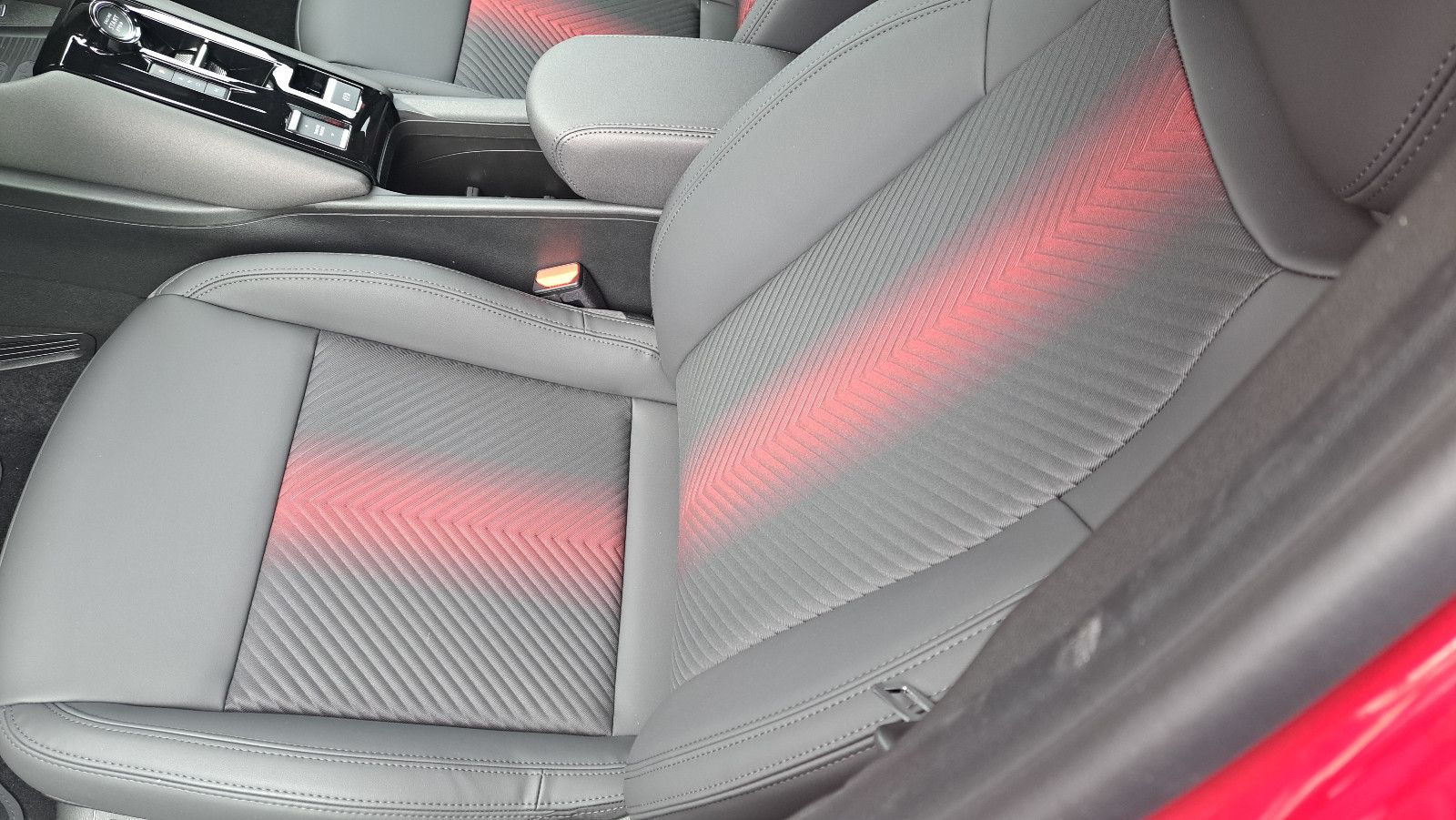Fahrzeugabbildung Alfa Romeo Junior Ibrida 1.2 VGT 48V-Hybrid 107 kW Speciale