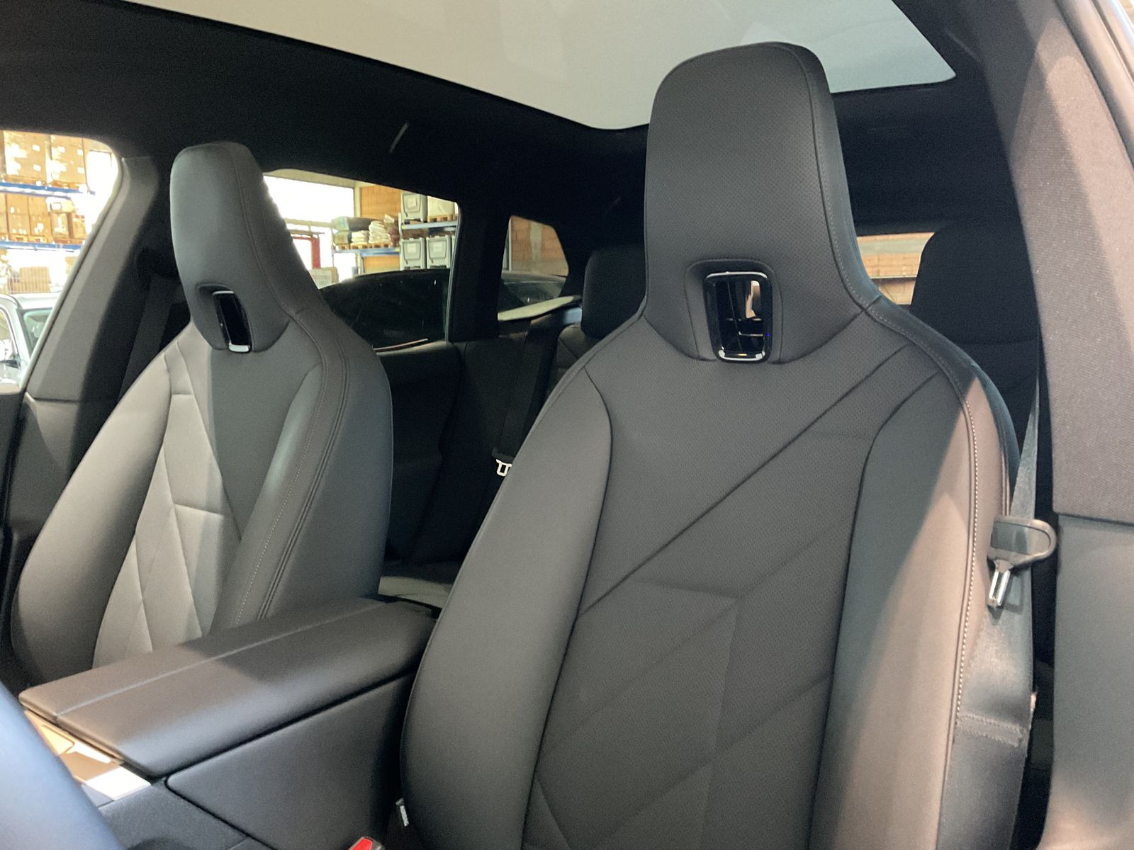 Fahrzeugabbildung BMW iX xDrive50 Sportpaket, aktive Sitzbelüftung vor