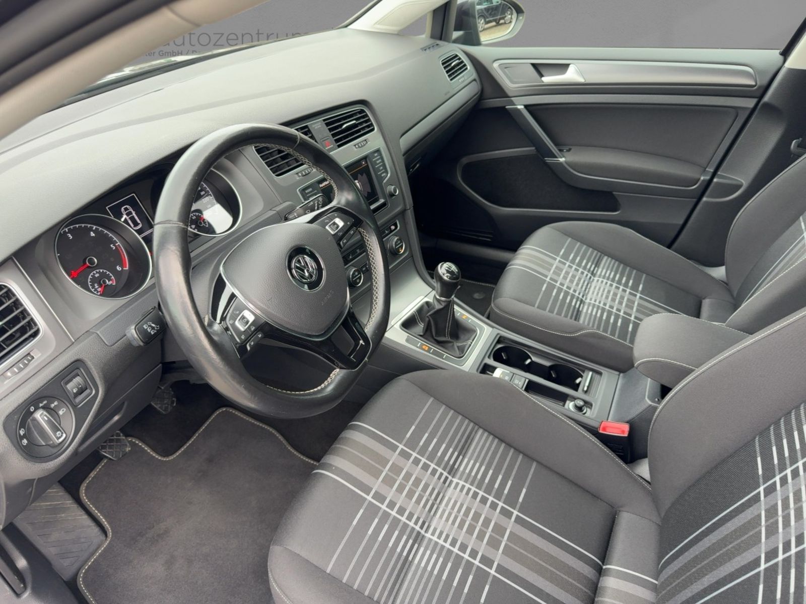 Fahrzeugabbildung Volkswagen Golf VII 1.6 TDI Lounge Alu Navi Sitzh. PDC Temp