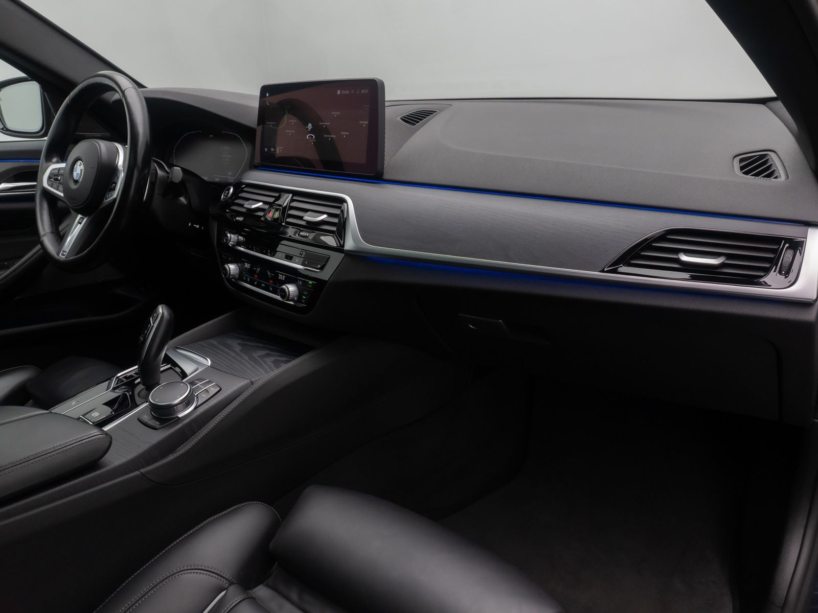Fahrzeugabbildung BMW 540d xD M Sport Individual DAB AHK HUD H/K 20"