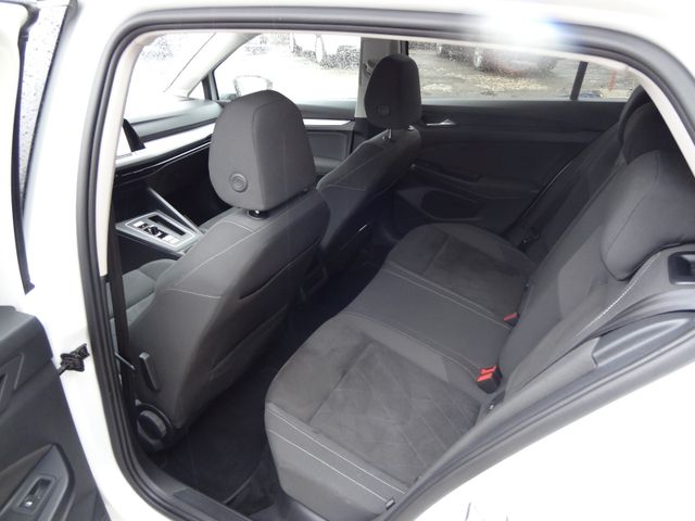 Fahrzeugabbildung Volkswagen Golf VIII Lim. Life/DSG/Navi/AHK/LED/PDC/150PS/
