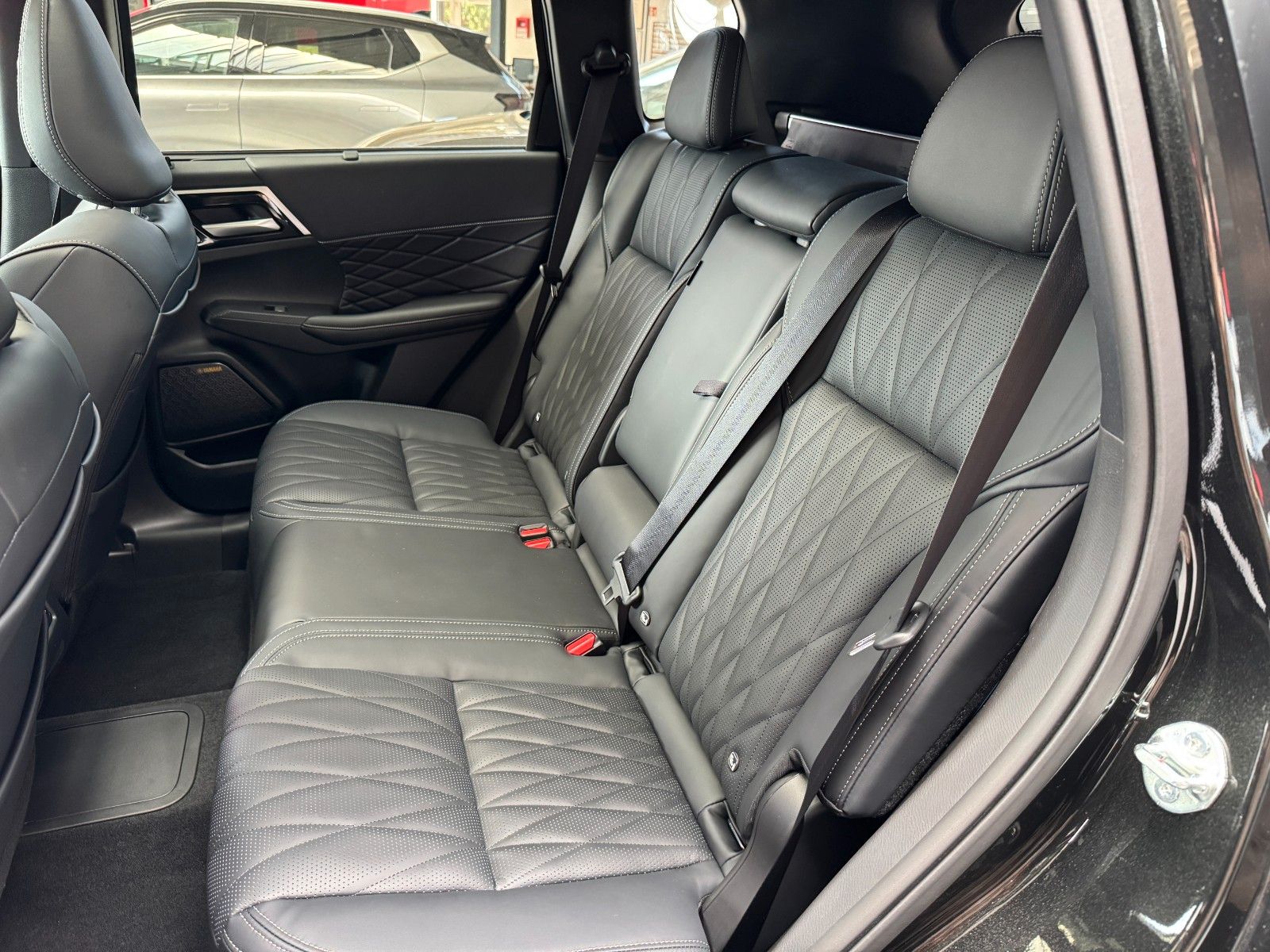 Fahrzeugabbildung Mitsubishi Outlander 2.4PLUG-IN HYBRID 4WD BLACK