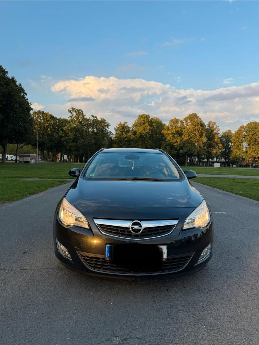 Opel Astra 2012 — rear view