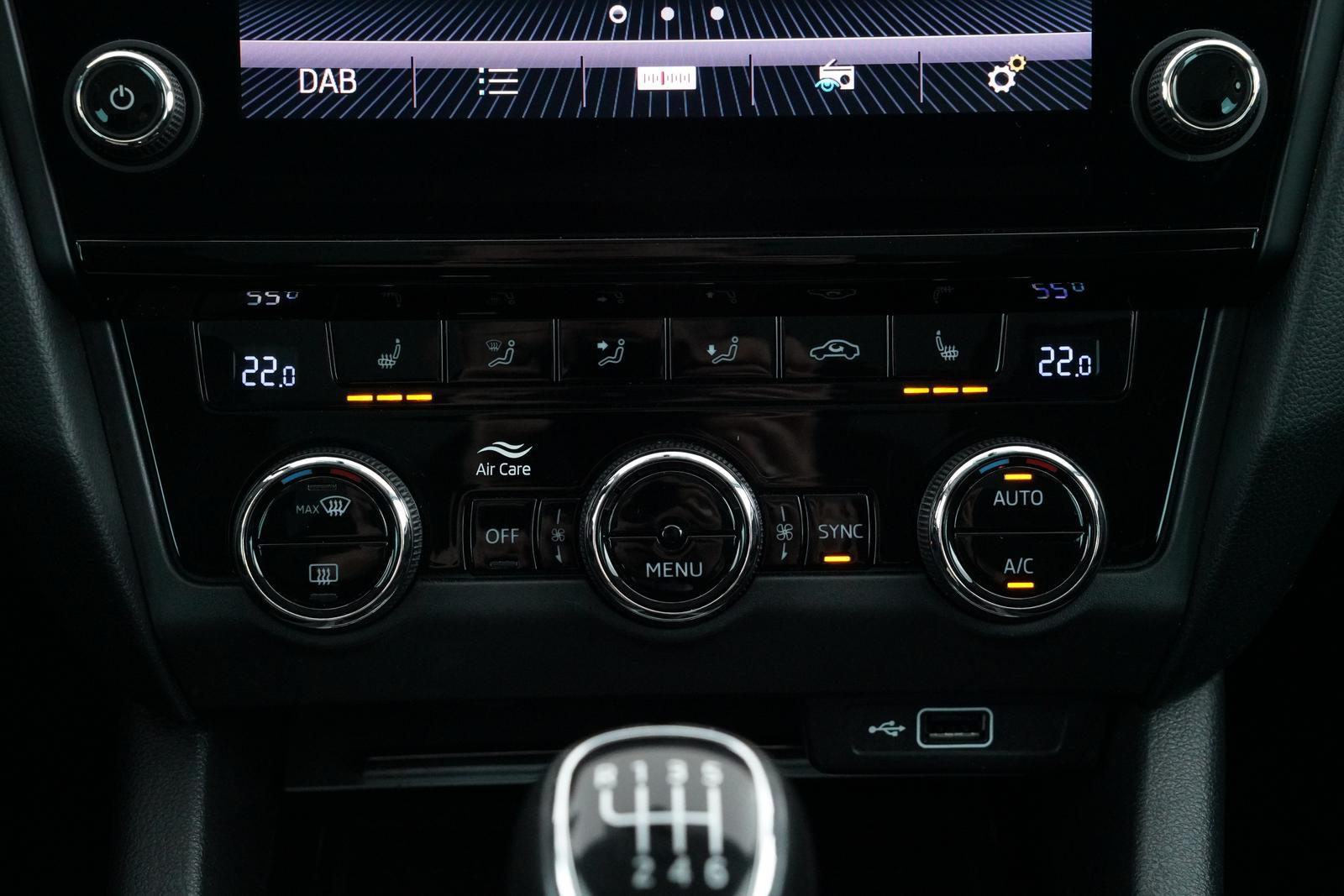 Skoda OCTAVIA COMBI TOUR 1.5TSI SCHECKHEFTGEPFLEGT uvm