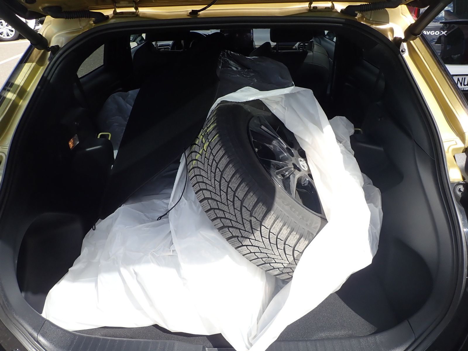 Fahrzeugabbildung Toyota Yaris Cross 1.5 Hybr 4x4 Premiere Edition/LEDER
