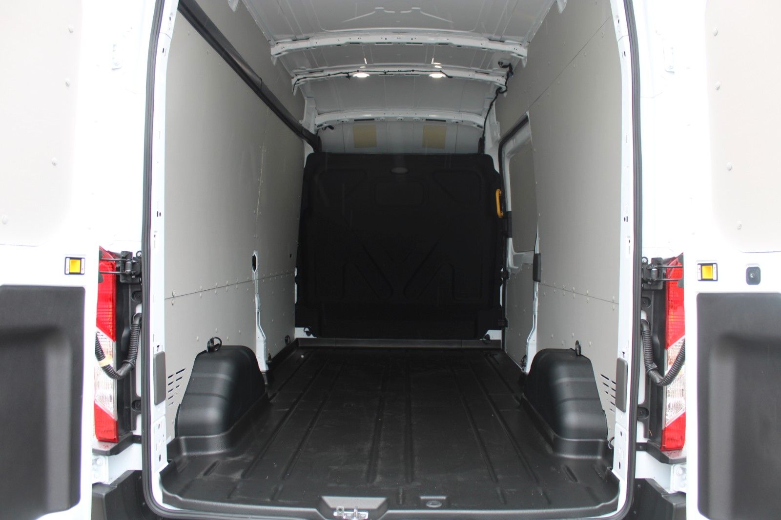 Fahrzeugabbildung Ford Transit L3 H2 LKW Kasten HOCHDACH KLIMA AHK CAM