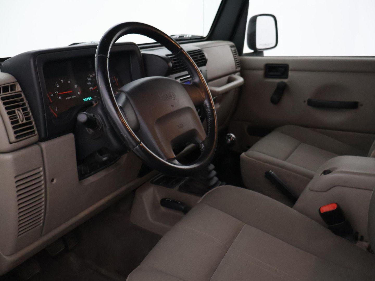 Jeep Wrangler Sahara 4.0i | 177 ch | BVM | Capote souple | Attelage | Pneus BFGoodrich All-Terrain | Bluetooth/DAB