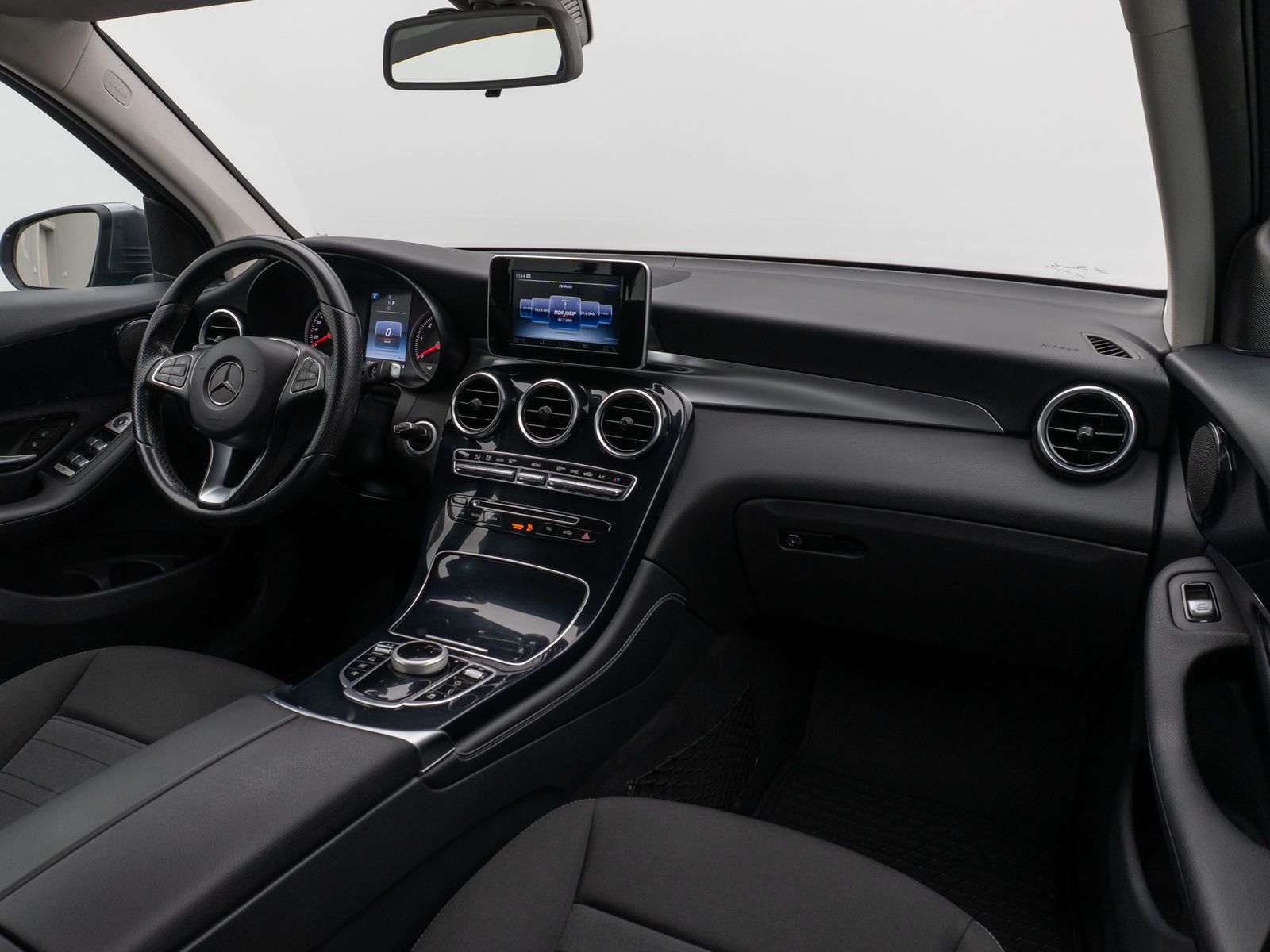 Fahrzeugabbildung Mercedes-Benz GLC 250 4Matic Kamera AHK Navi Sitzhzg