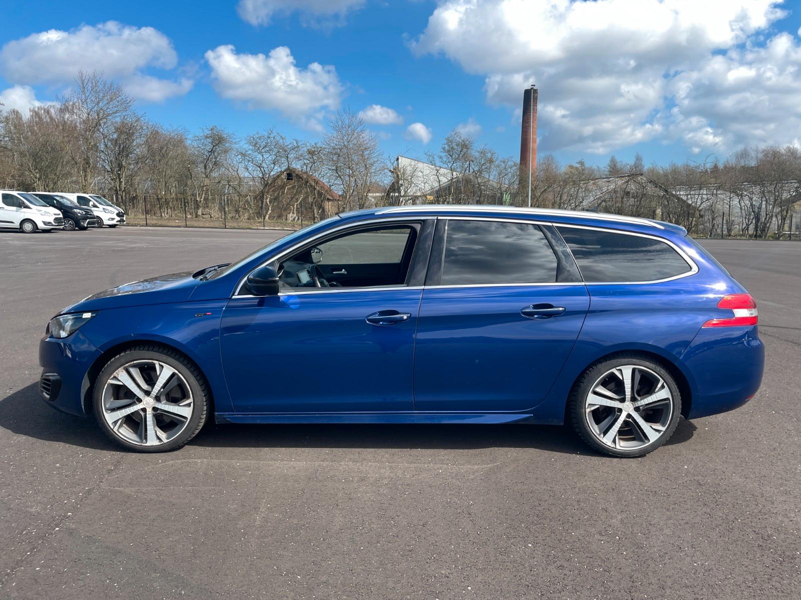 Peugeot 308 2015 — rear view