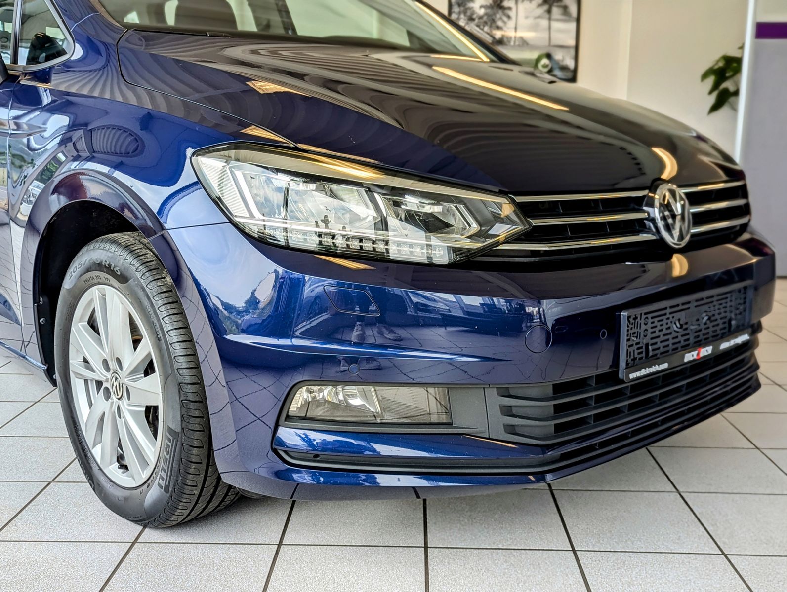 VW Touran 2.0 TDI DSG Comf. ACC LED Kamera - Image 9