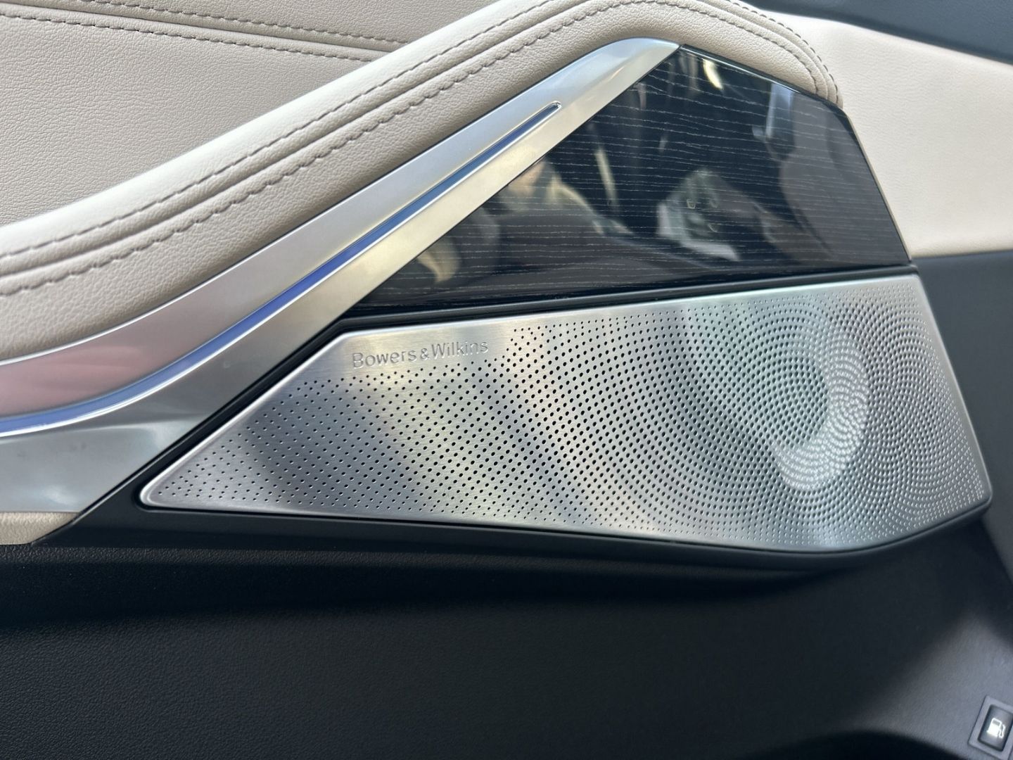 Fahrzeugabbildung BMW X5 xDrive50e M Sport Pro Park-Assistent Pano AHK