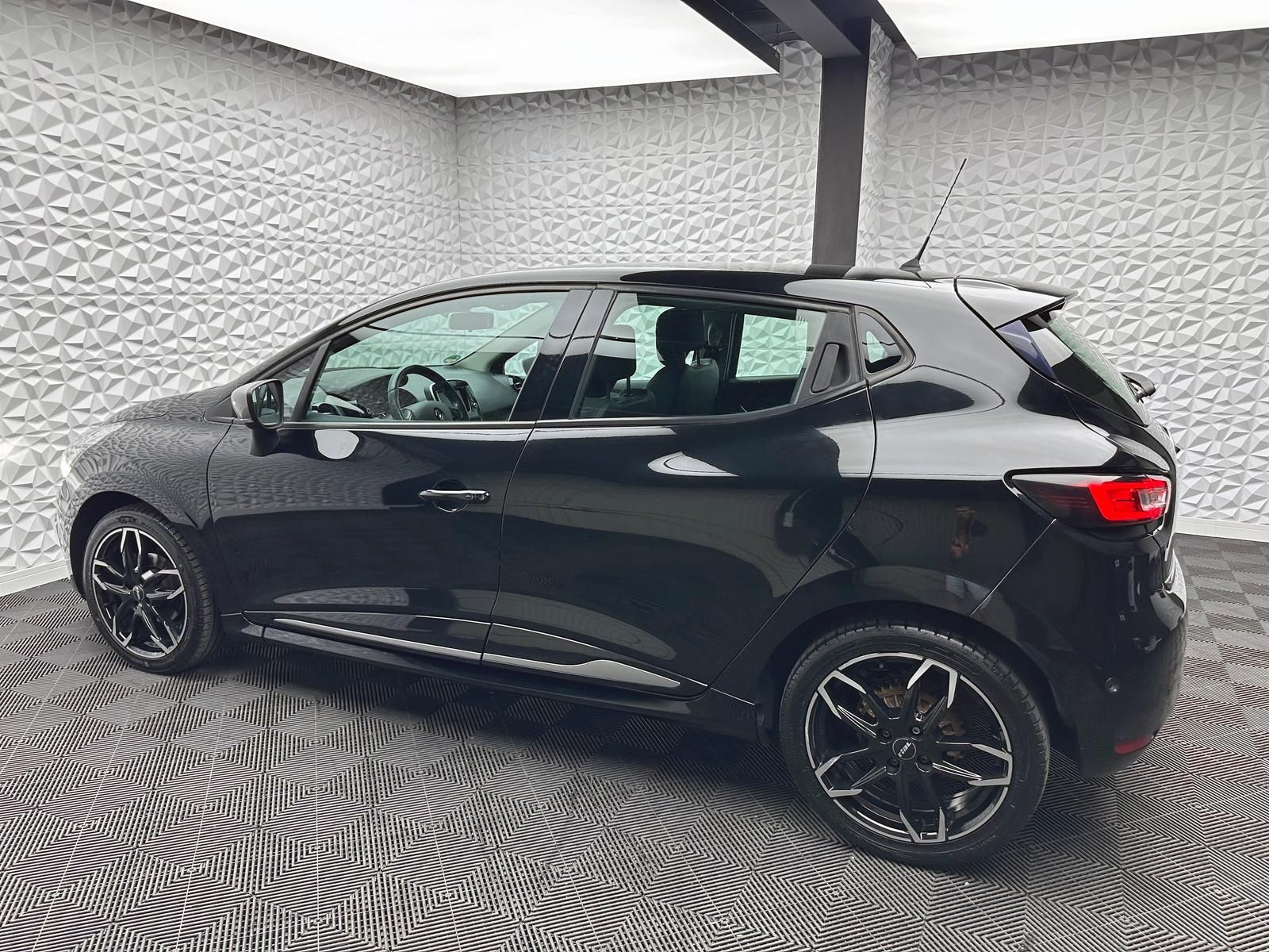 Fahrzeugabbildung Renault CLIO TCE 90 GT-LINE/BLACK-EDITION/R-CAM/NAVI/PDC