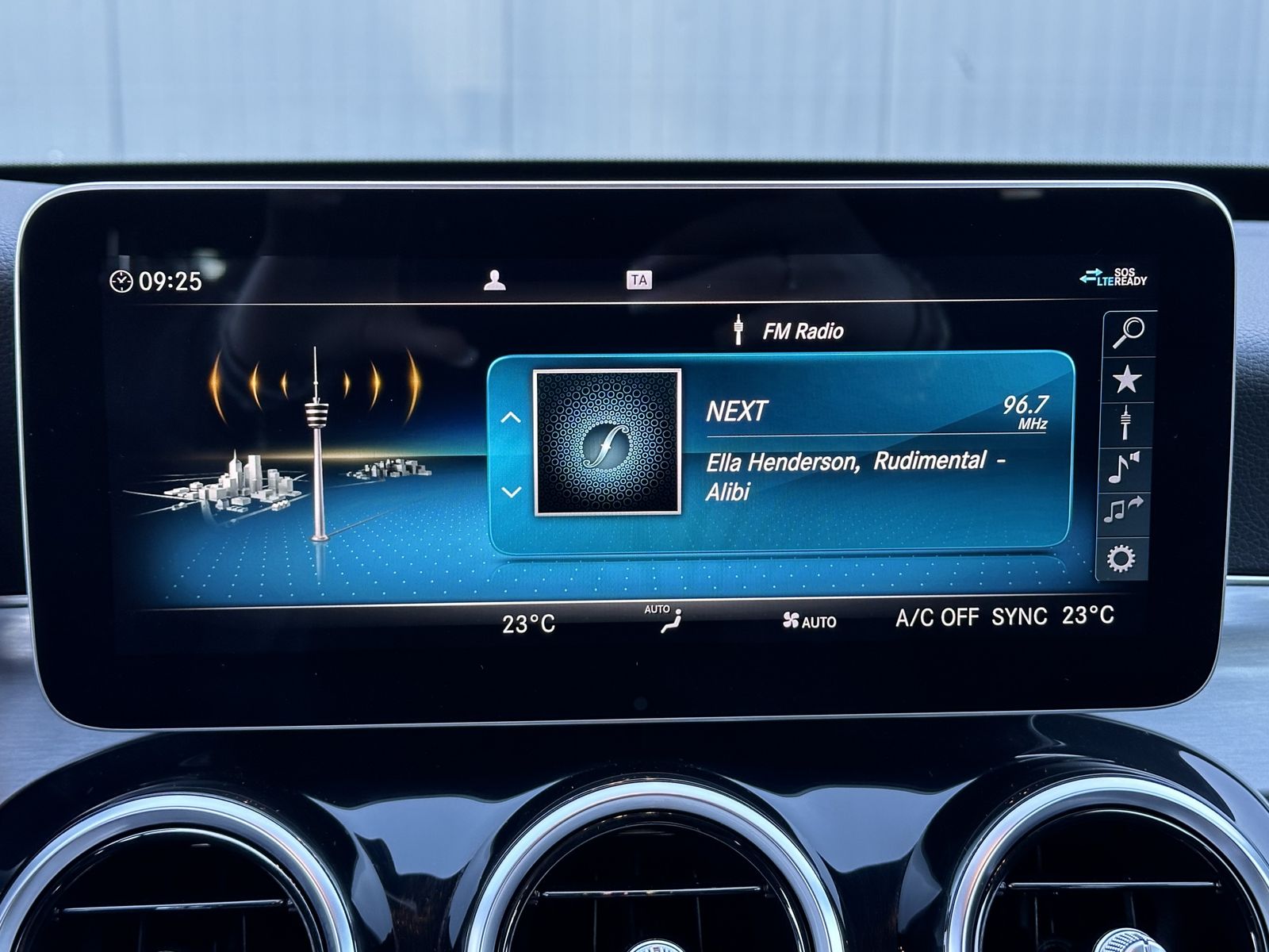 Fahrzeugabbildung Mercedes-Benz C 220d T AMG-Line NAV+AHK+CARPLAY+BURMESTER+18ZO