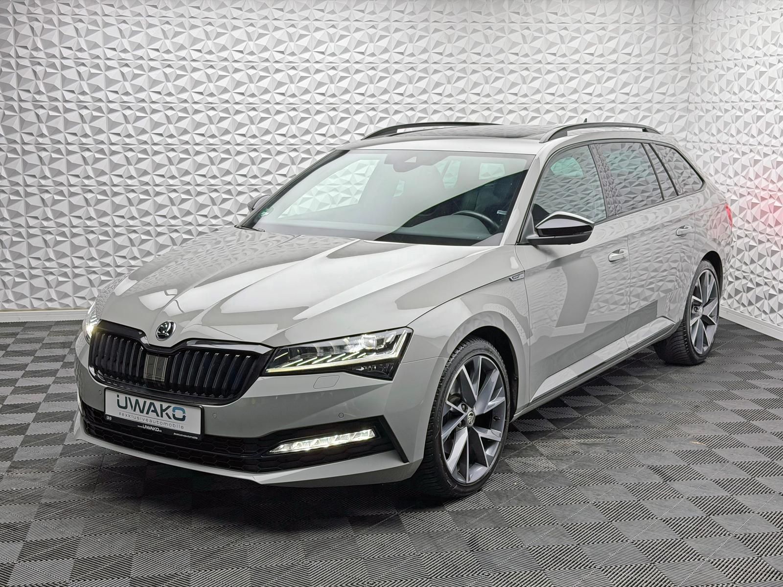 Fahrzeugabbildung SKODA SPORTLINE 2.0 TSI/BLACK/PANO/DCC/CANTON/360°/DAB