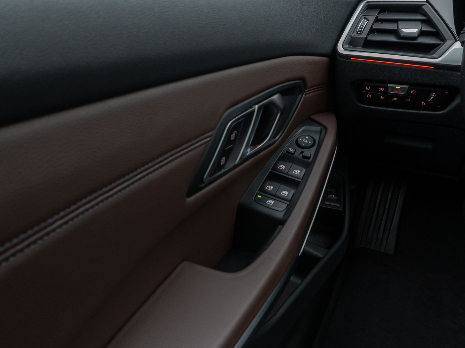 Fahrzeugabbildung BMW 330e Sport Line Panorama HUD DAB HiFi PDC Alarm