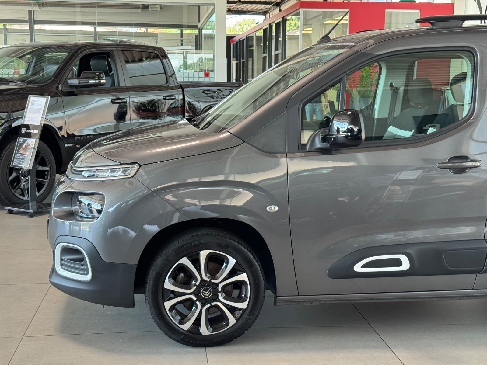 Fahrzeugabbildung Citroën Berlingo 1.5 BlueHDi 130 FAP Shine XL "Camping"
