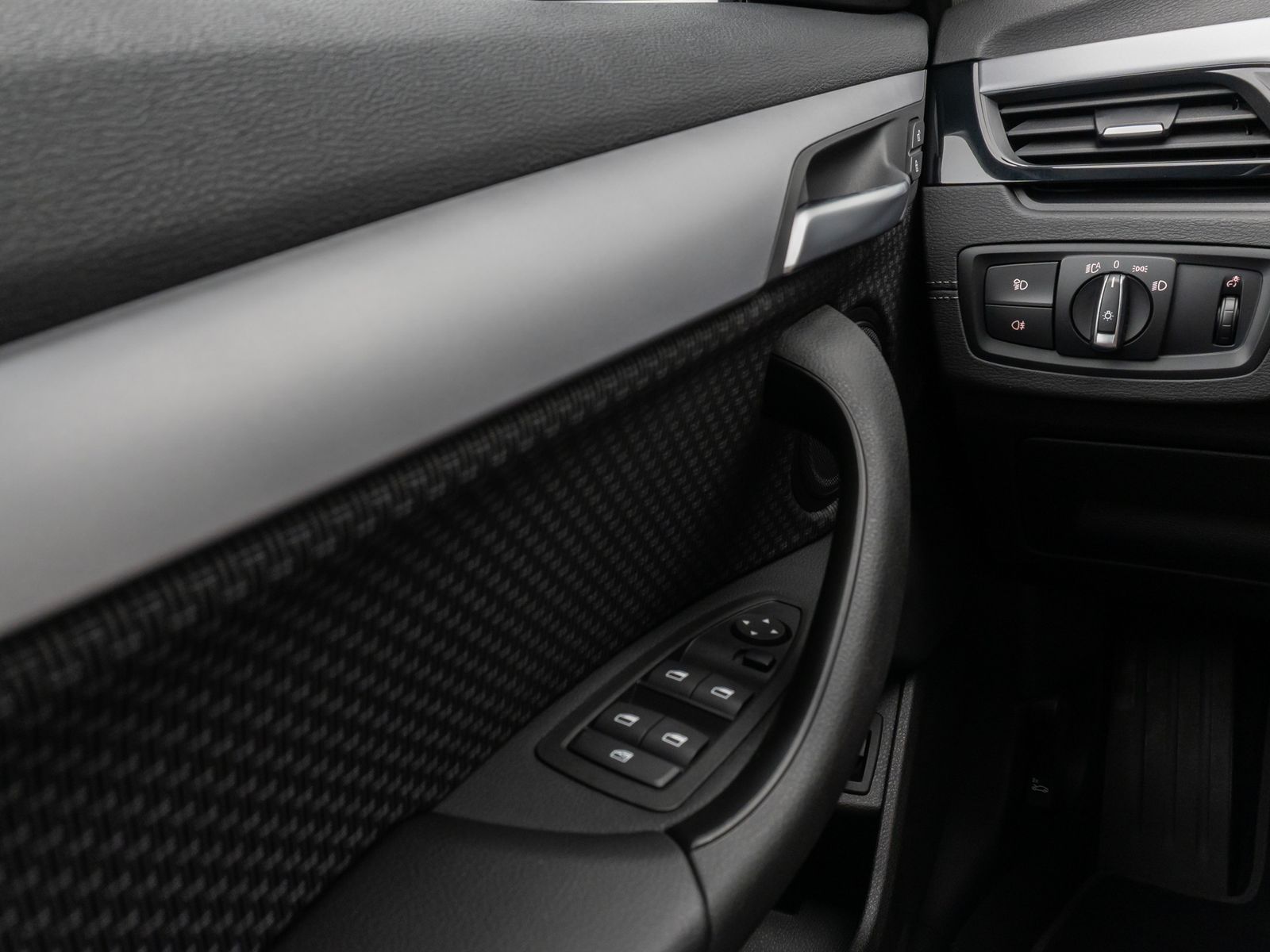Fahrzeugabbildung BMW X2 sD20i HUD DAB Navi+Parkassist DrivAssis Alarm