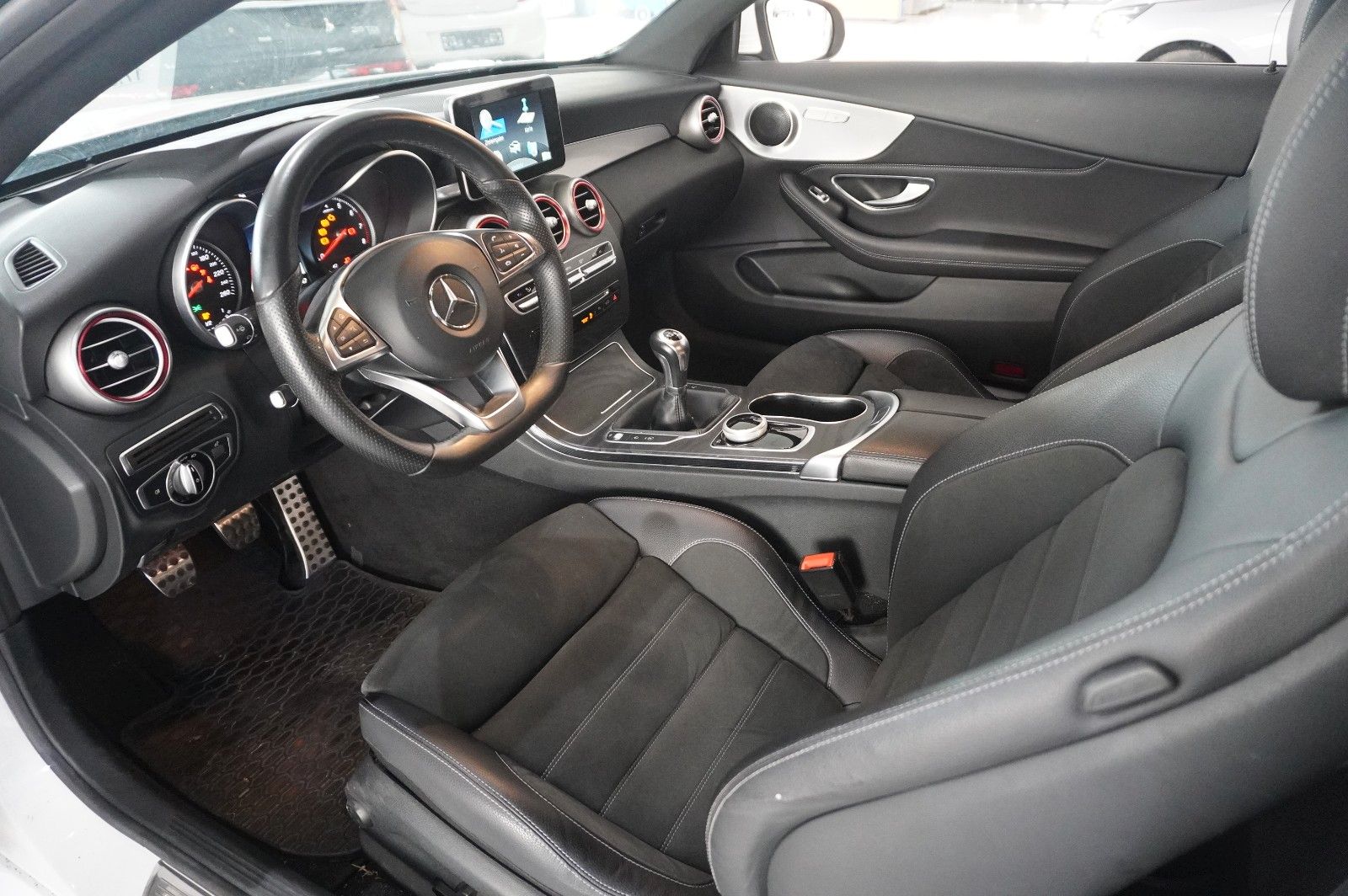Fahrzeugabbildung Mercedes-Benz C 180 COUPE SPORT NAVI/LED/KAMERA/SPORT/SHZ/AMG