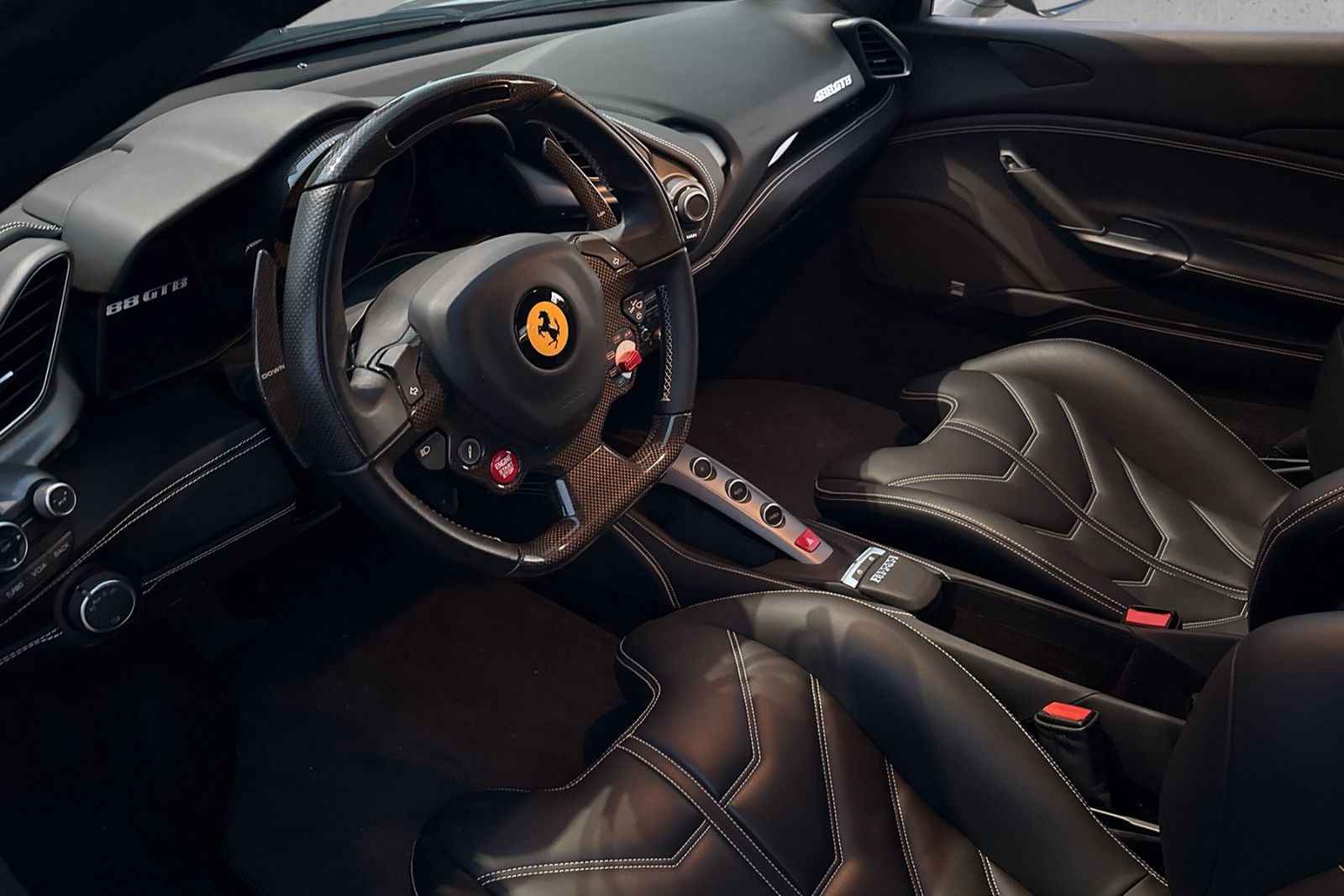 Fahrzeugabbildung Ferrari 488 GTB*ATELIER*Racing Seats*JBL*Sonderlack