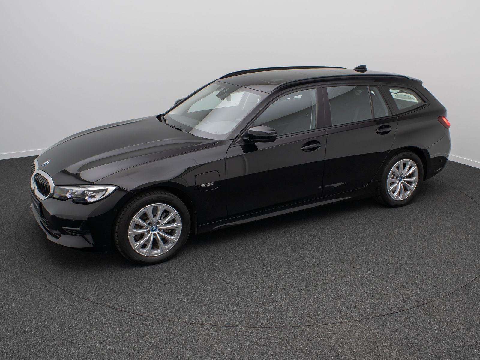 Fahrzeugabbildung BMW 320e Panorama Kamera DAB Alarm Geschwindigkeit