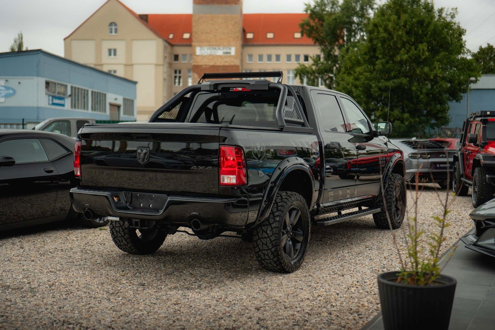 Fahrzeugabbildung Dodge RAM 5.7 V8 HEMI 4x4 OFFROAD Night-Paket *LED*AHK