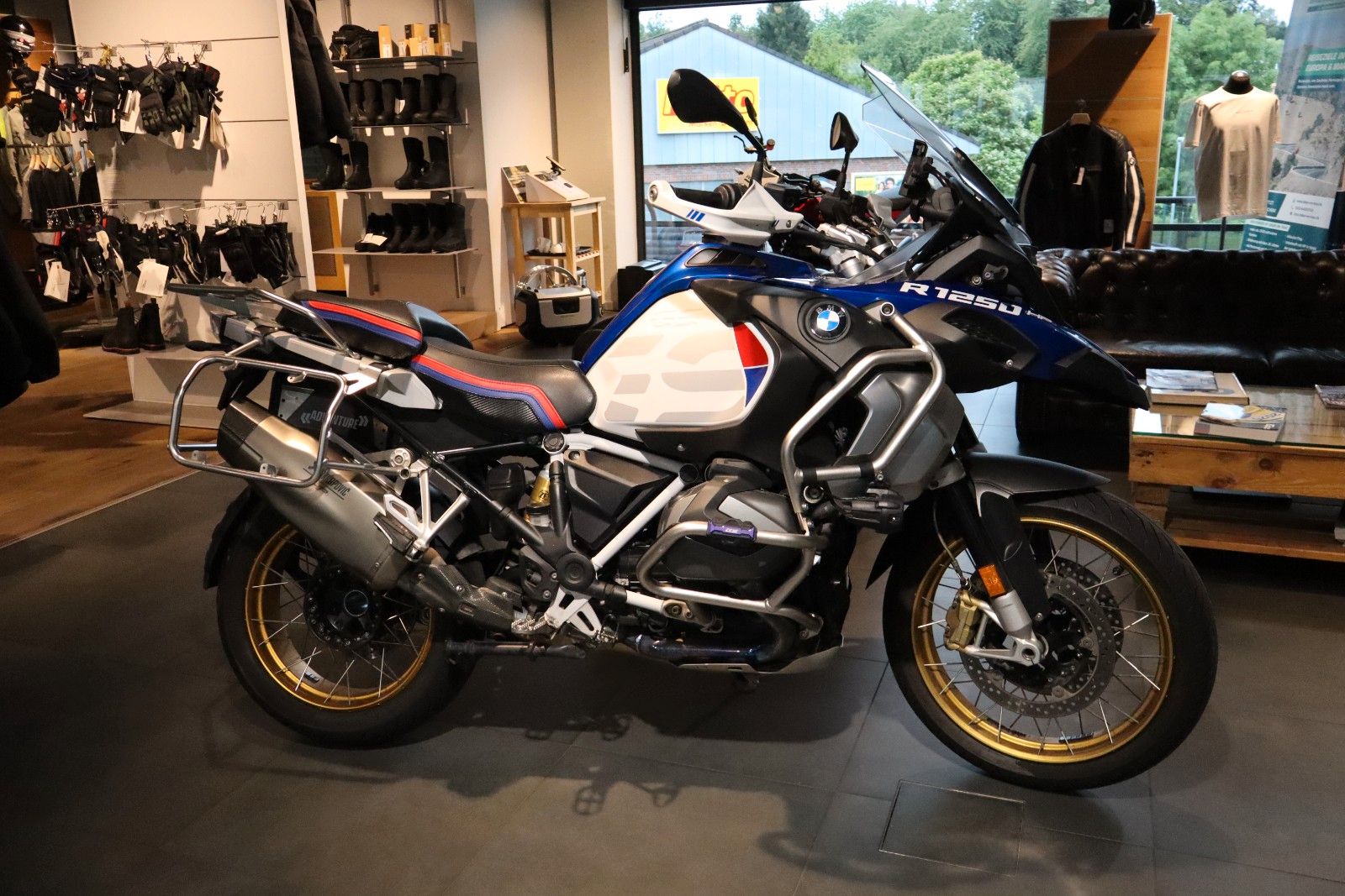 Fahrzeugabbildung BMW R1250GS ADV mit Akrapovic & Tieferlegung