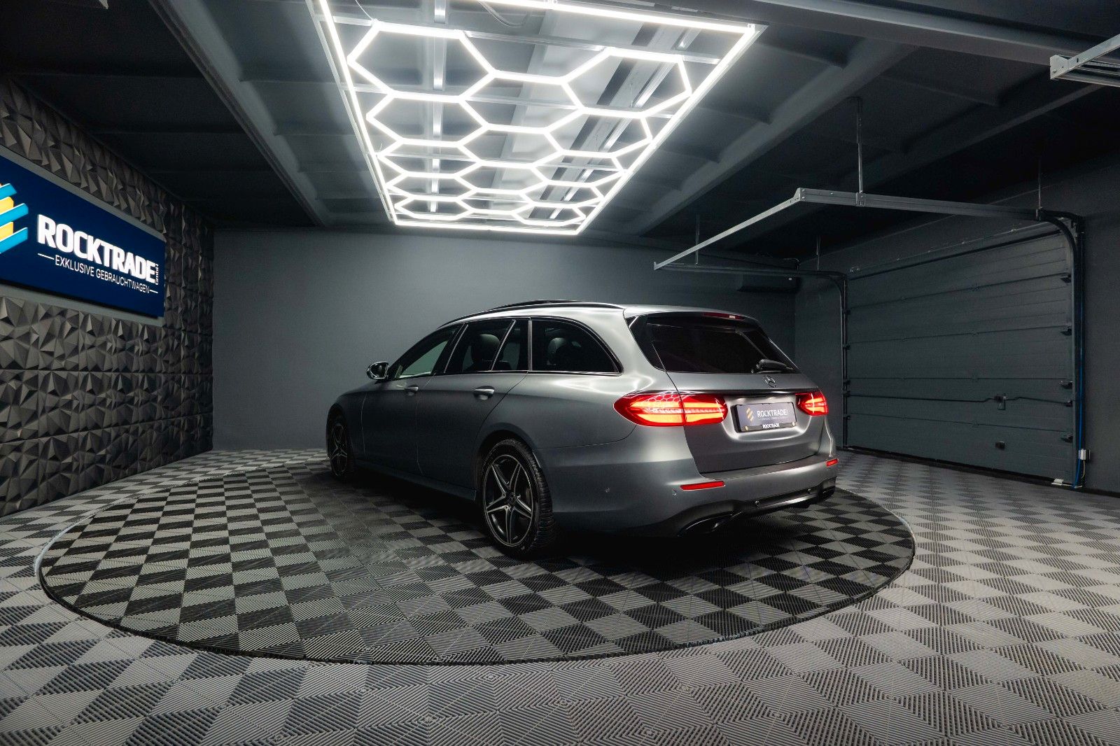 Fahrzeugabbildung Mercedes-Benz E 300de AMG Night-Paket Designo *Pano*ACC*LED*