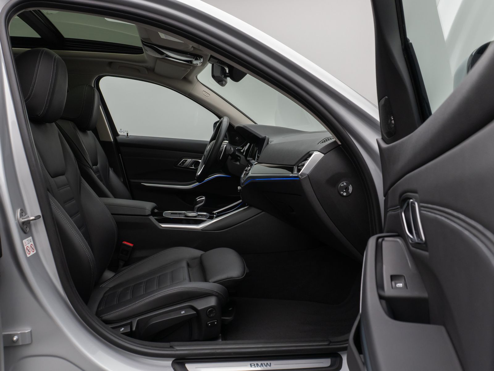 Fahrzeugabbildung BMW 330d xD Sport Line Kamera Panorama HUD DAB H/K