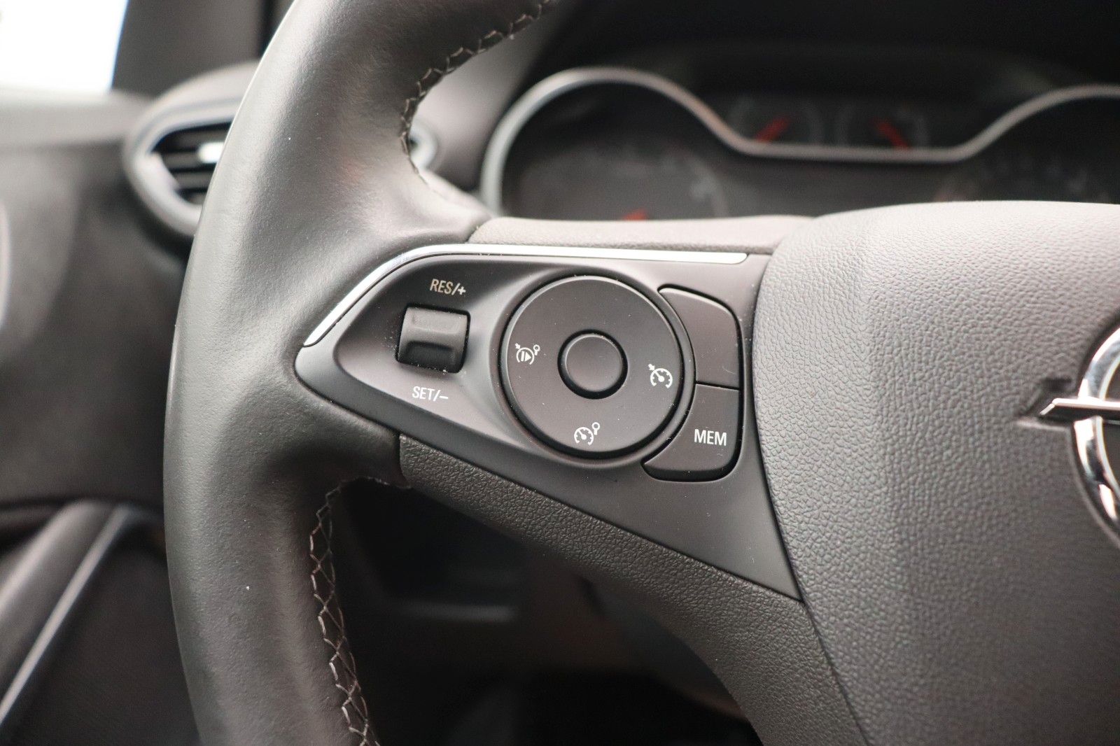 Fahrzeugabbildung Opel Crossland 1.2 Elegance PANO LED NAVI