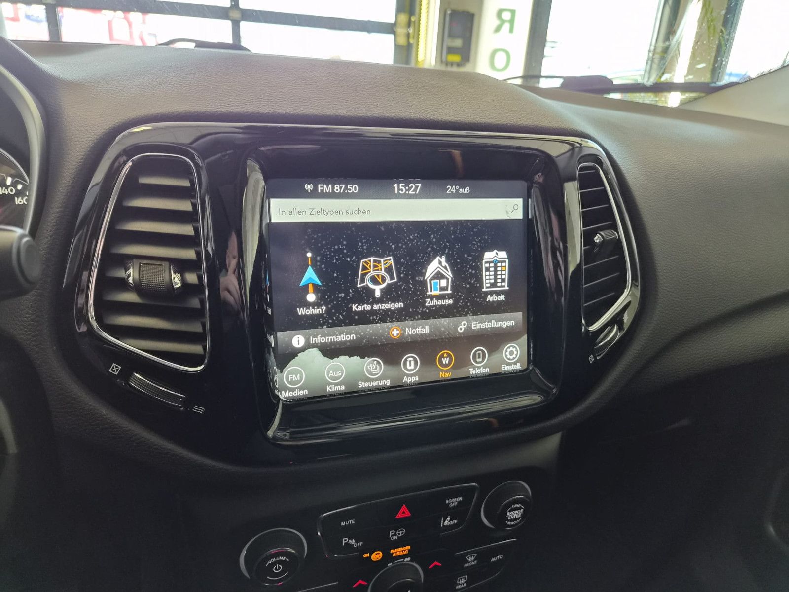 Fahrzeugabbildung Jeep Compass Limited 4WD / LED / NAVI / LEDER