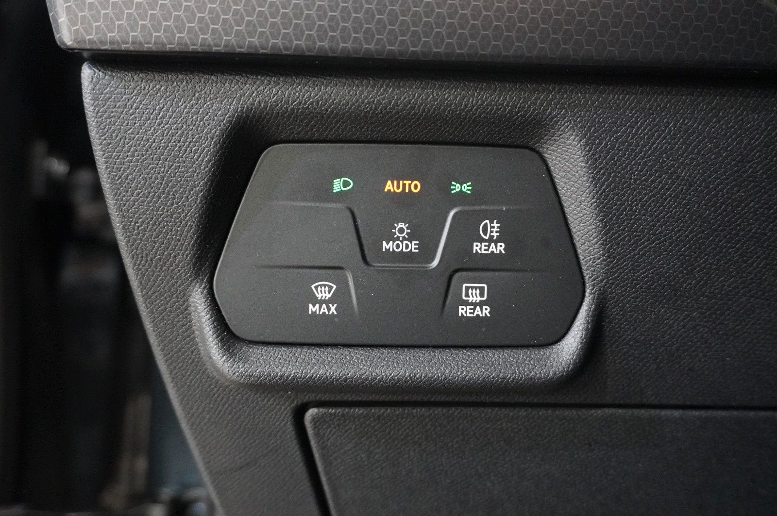 Fahrzeugabbildung SEAT Leon ST 1.0 E-TSI STYLE DSG NAVI/LED/KAMERA/DAB+