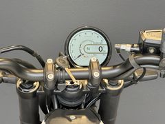ROYAL ENFIELD Guerrilla 450 BRAVA BLUE +++  Letztes Bike  +++