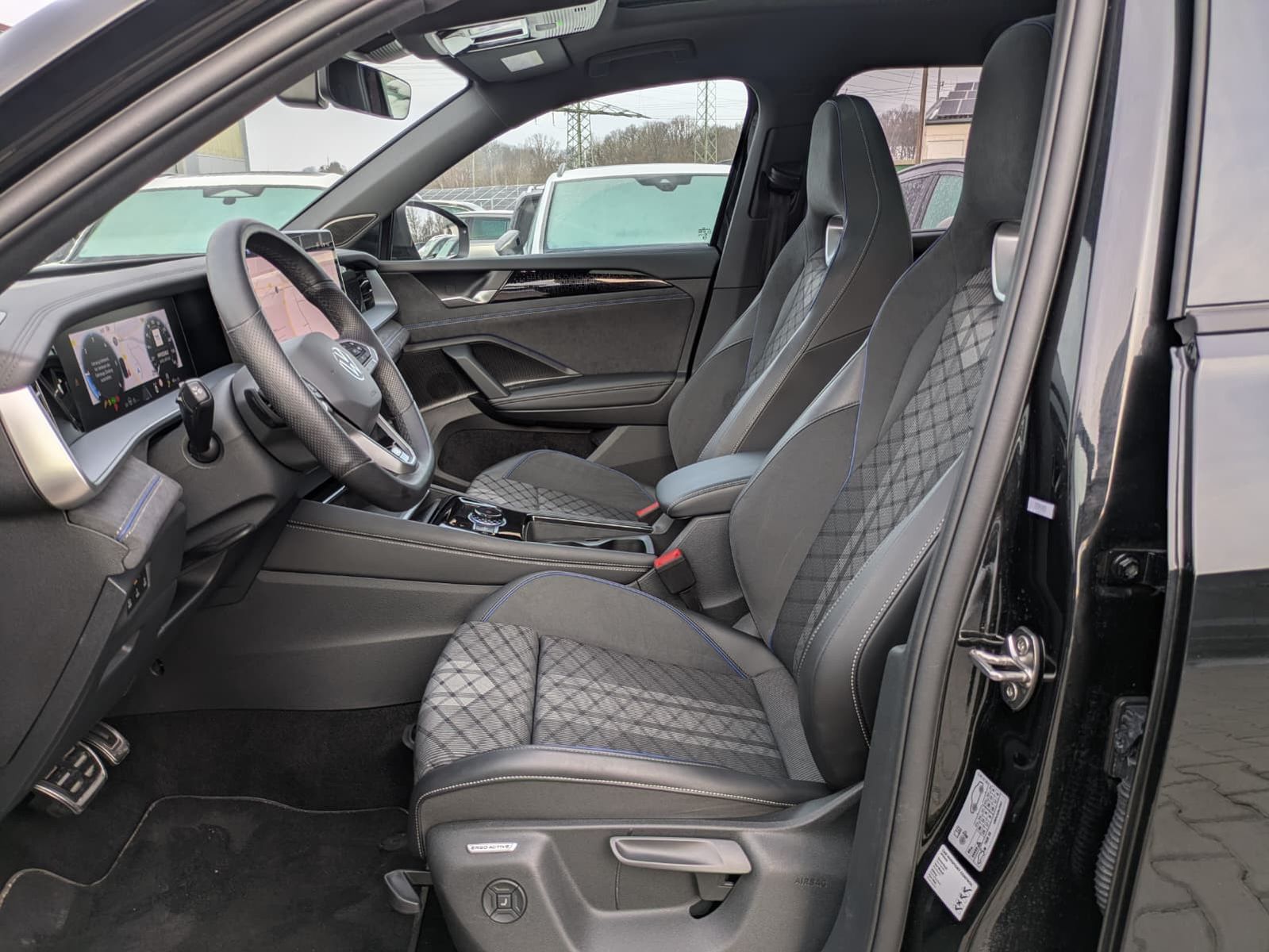 Fahrzeugabbildung Volkswagen Tayron 2.0 TDI 4M R-Line 7Si*MATRIX*AHK*PANO*HUD