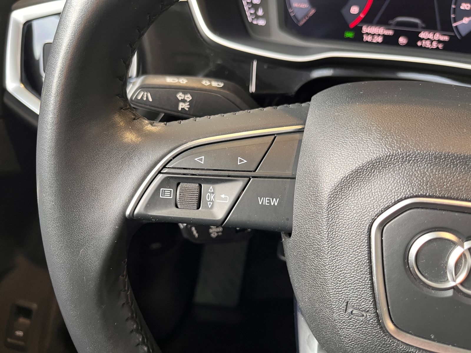 Fahrzeugabbildung Audi Q3 40 TFSI quattro advanced PANO AHK LED