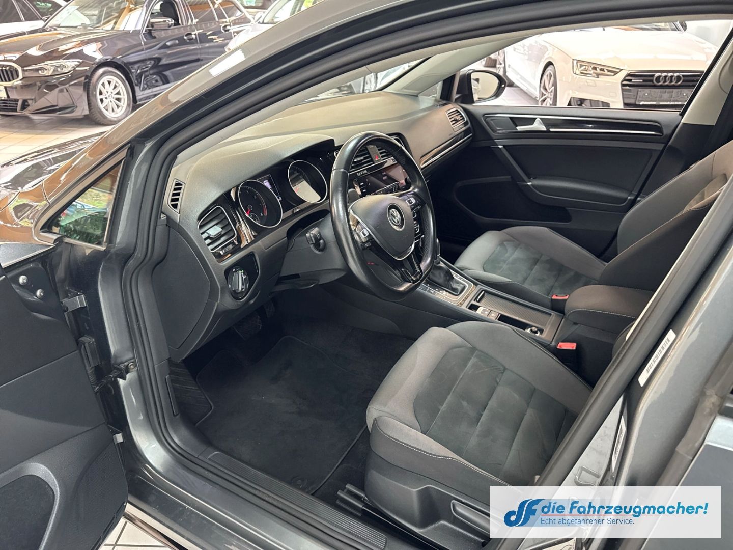 Fahrzeugabbildung Volkswagen Golf VII Highline R-Line Sportpaket Navi LED ACC