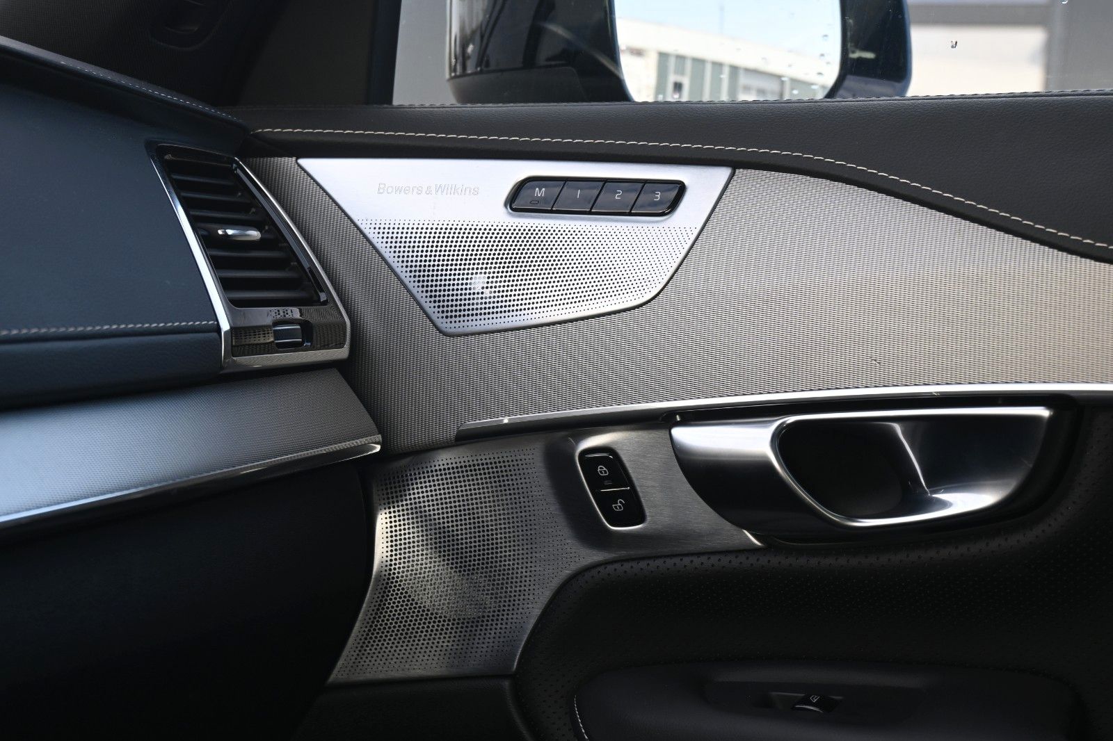 Fahrzeugabbildung Volvo XC90 R Design AWD*B&W*PANO*LUFT*AHK*360*VOLL