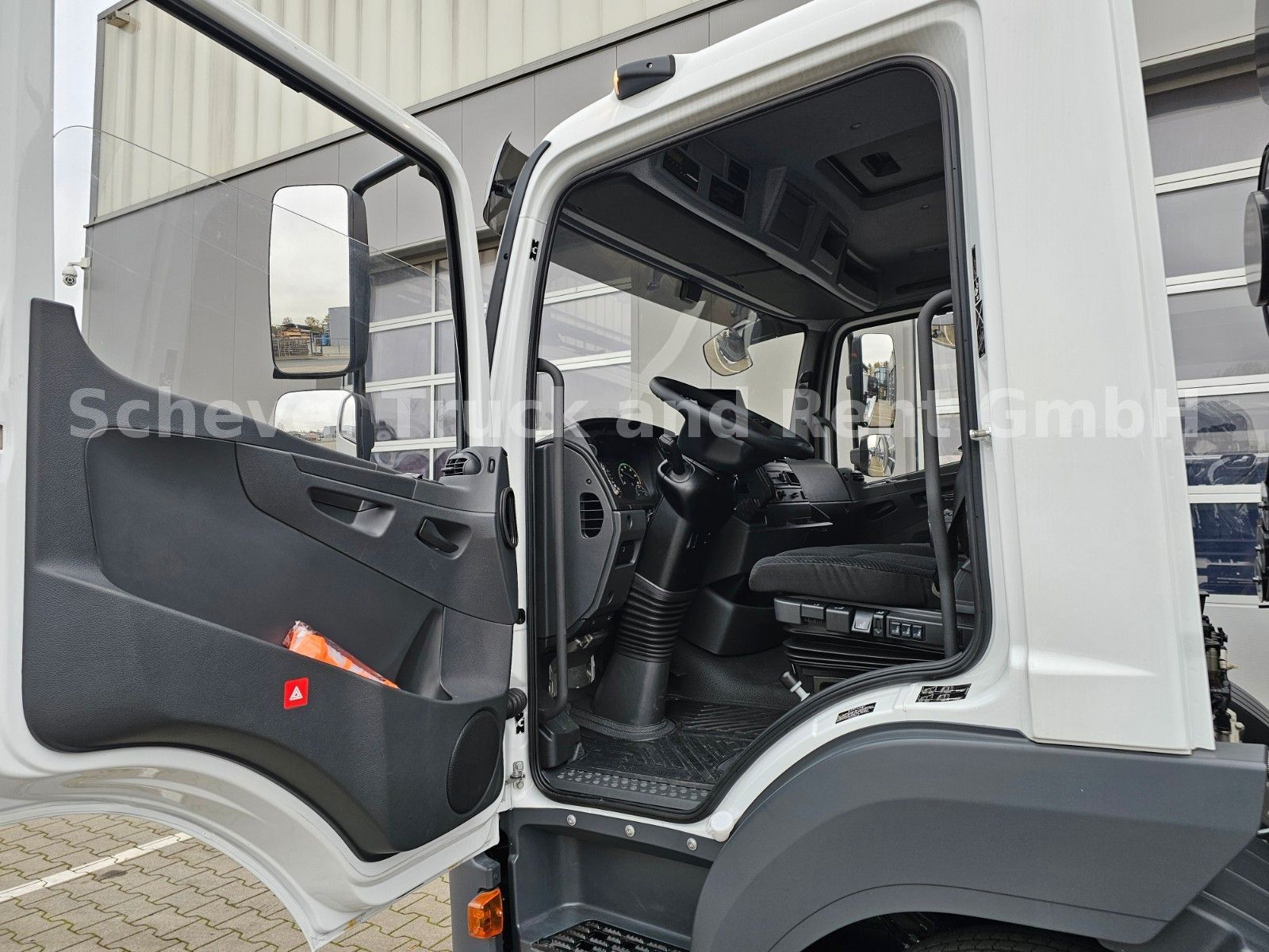 Fahrzeugabbildung Mercedes-Benz 923 Atego Dreiseitenkipper MEILLER + HIAB 072