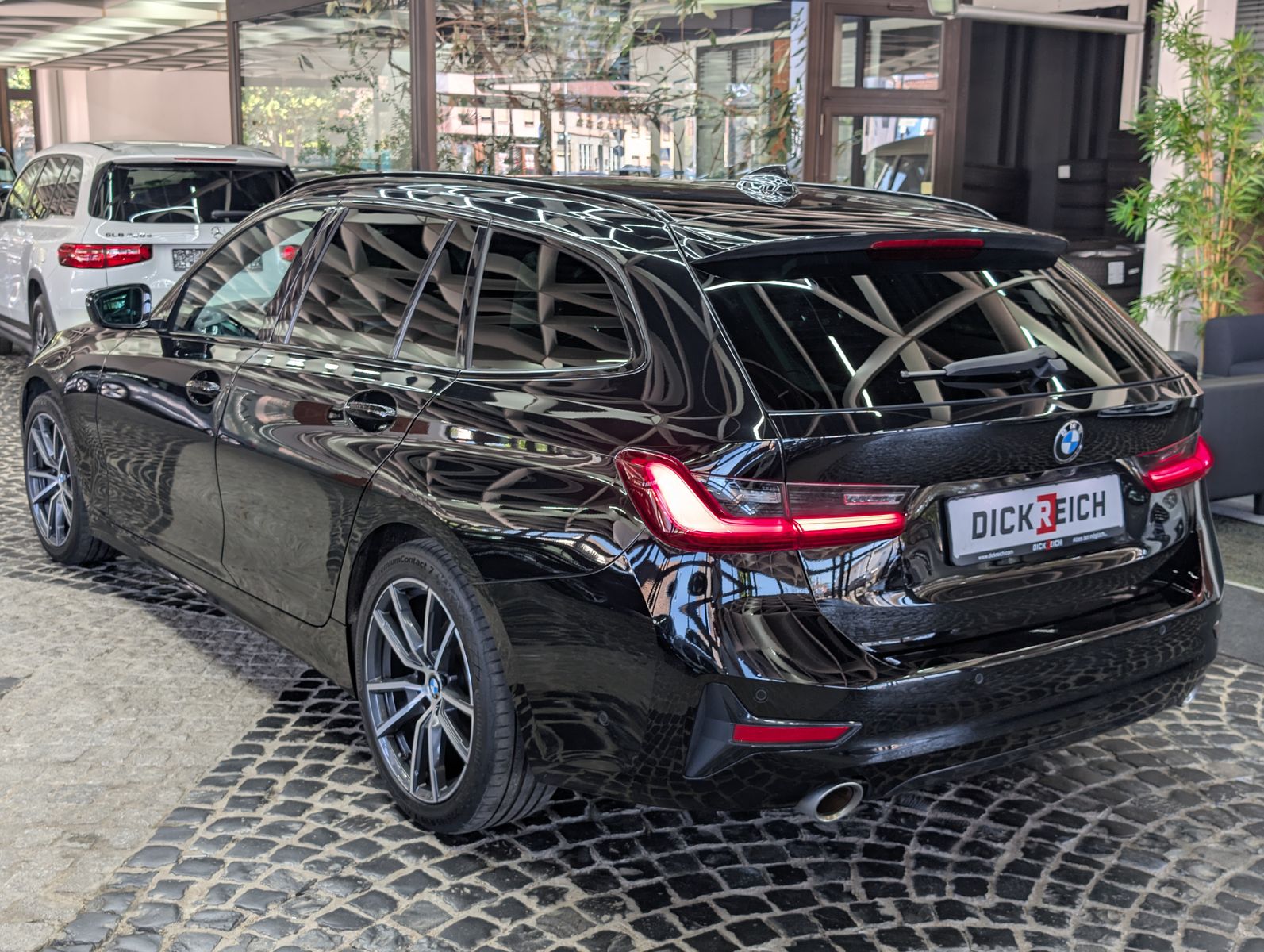 Fahrzeugabbildung BMW 320 i Sport Line Shadow H&K PANO ACC LEDER KAM