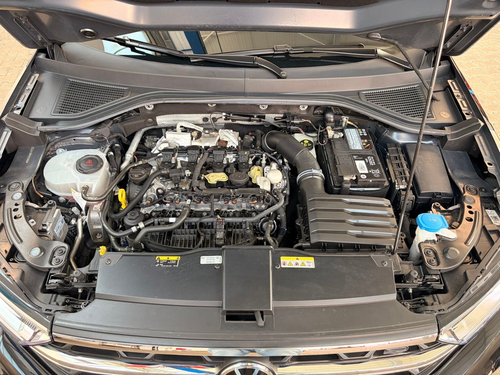 Fahrzeugabbildung Volkswagen T-Roc R-Line 2.0 TSI DSG 4M +ACC +LED + IQ.Drive