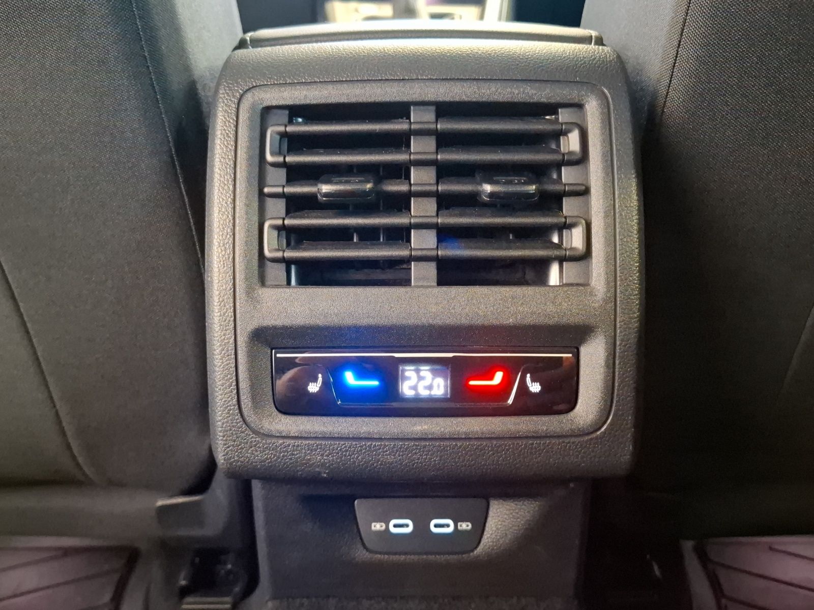 Fahrzeugabbildung Volkswagen Golf VIII Variant TSI Move Standhzg. LED AHK Car