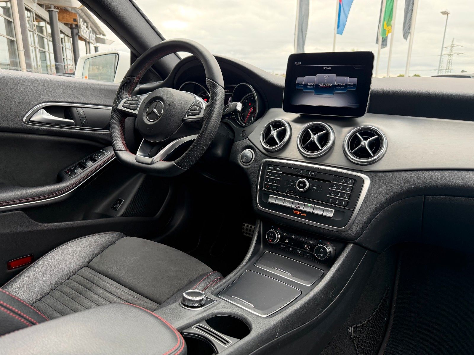 Fahrzeugabbildung Mercedes-Benz CLA 200 SB AMG+Pano+Distr+AHK+RKamera+TotW+