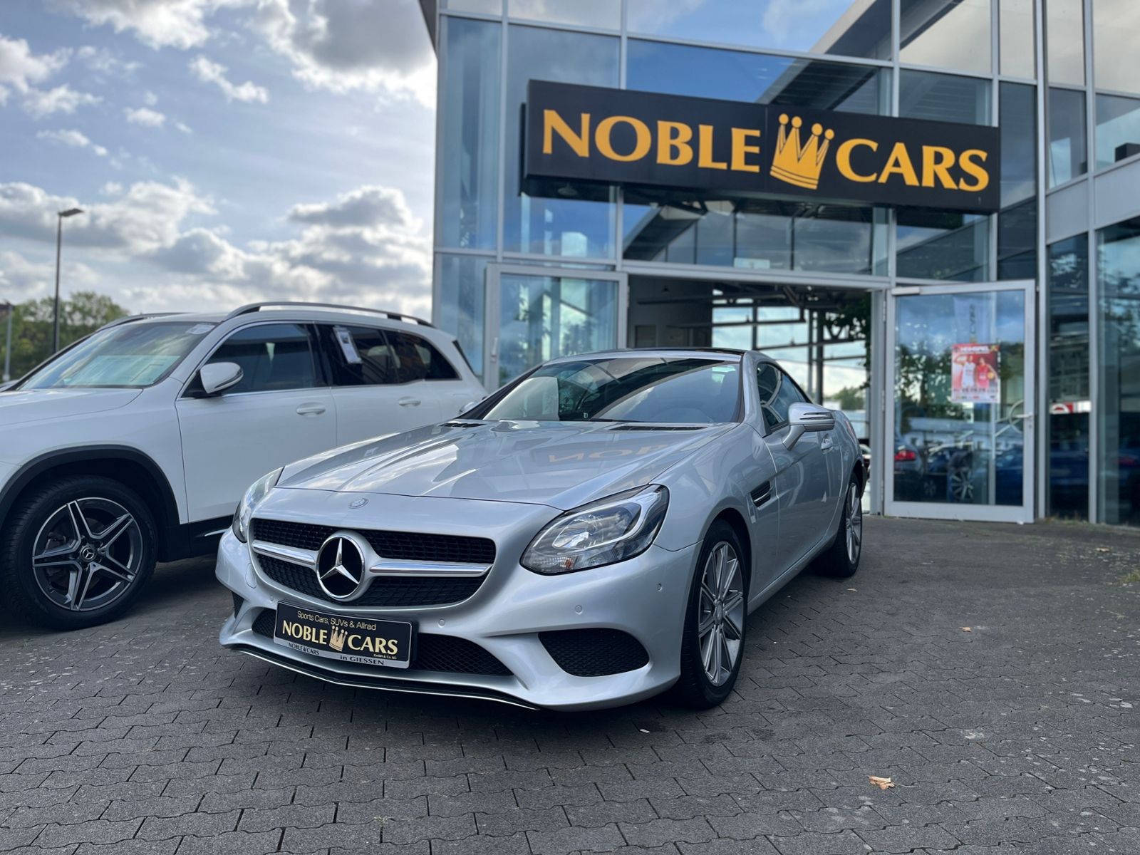 Fahrzeugabbildung Mercedes-Benz SLC 300 Roadster PANO NAVI ALU